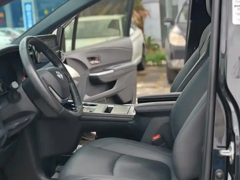Toyota Granvia — фото 2