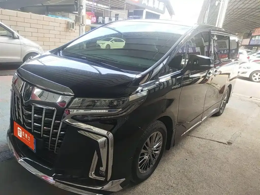 Toyota Alphard — фото 1