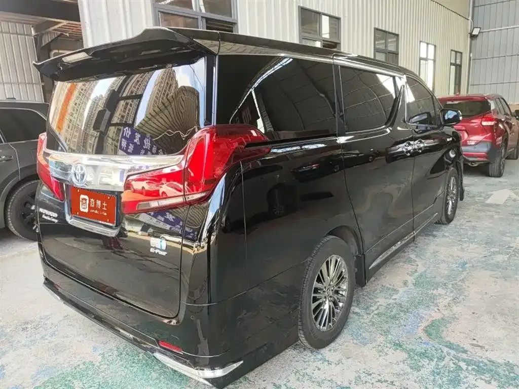 Toyota Alphard — фото 8