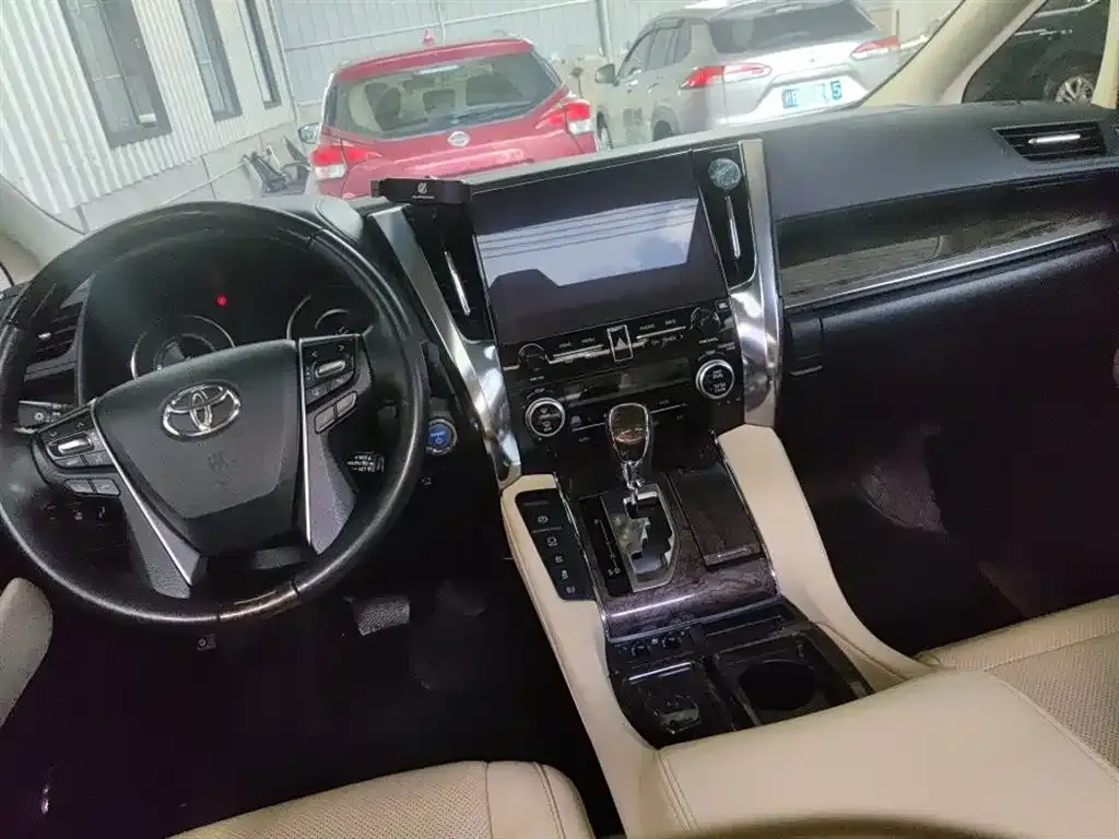 Toyota Alphard — фото 7