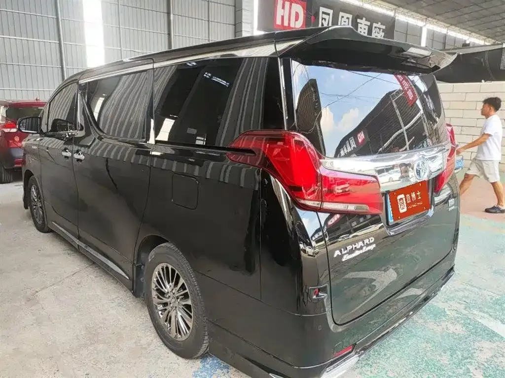 Toyota Alphard — фото 2