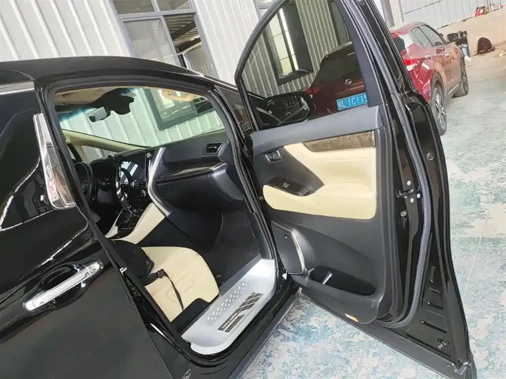 Toyota Alphard — фото 4