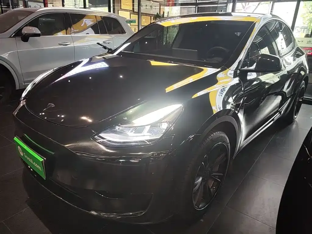 Tesla Model Y — фото 1