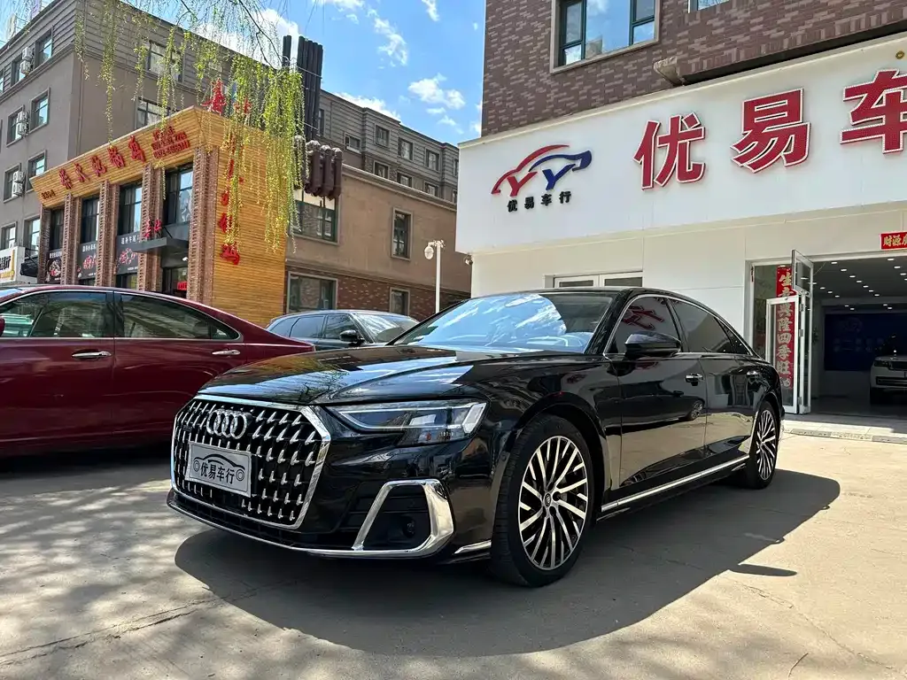 Audi A8 — фото 1
