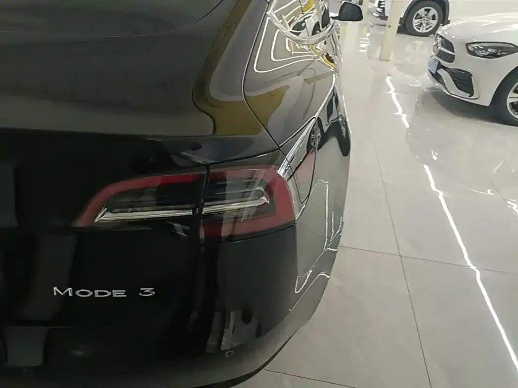 Tesla Model 3 — фото 3