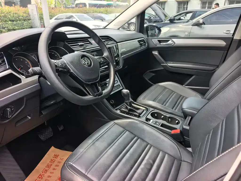 Volkswagen Touran 2021 из CN, фото 2