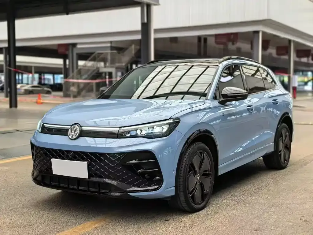 Volkswagen Tiguan L — фото 1