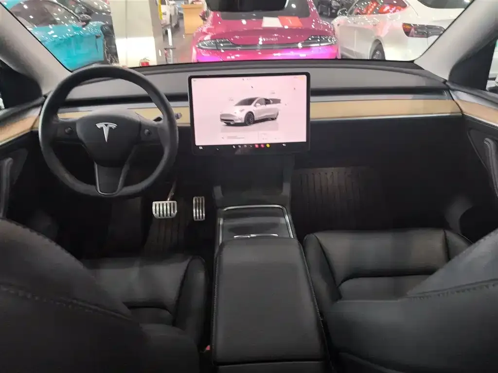 Tesla Model Y — фото 8