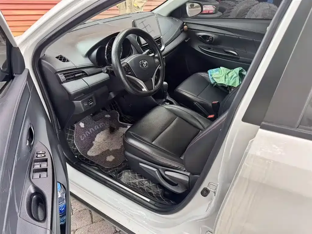 Toyota Yaris L — фото 7