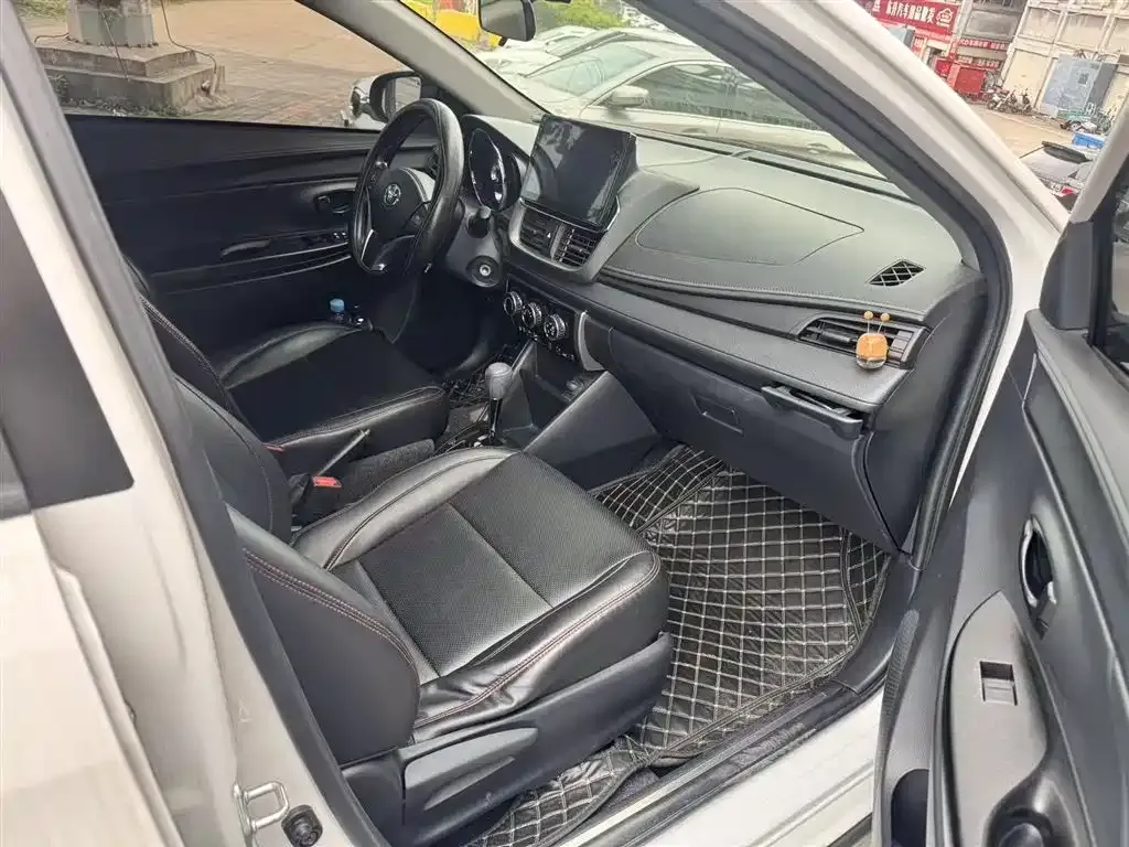 Toyota Yaris L — фото 5