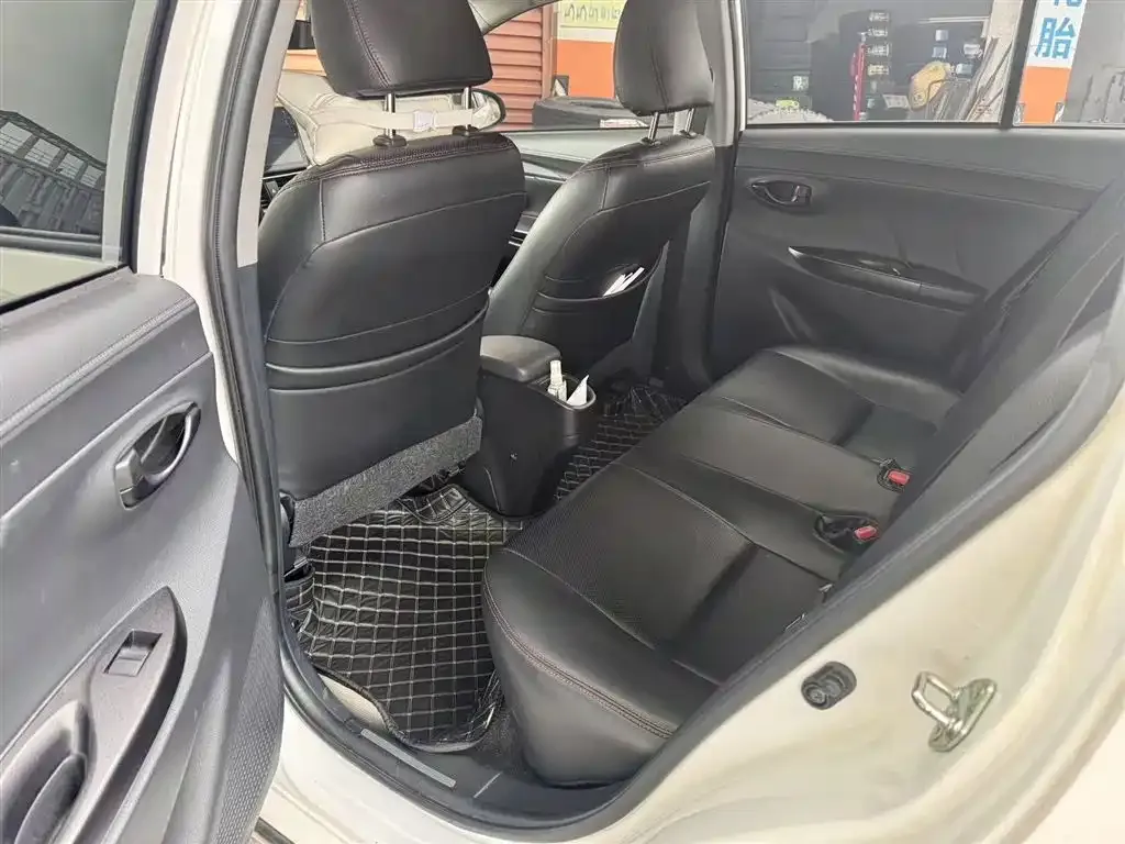 Toyota Yaris L — фото 2