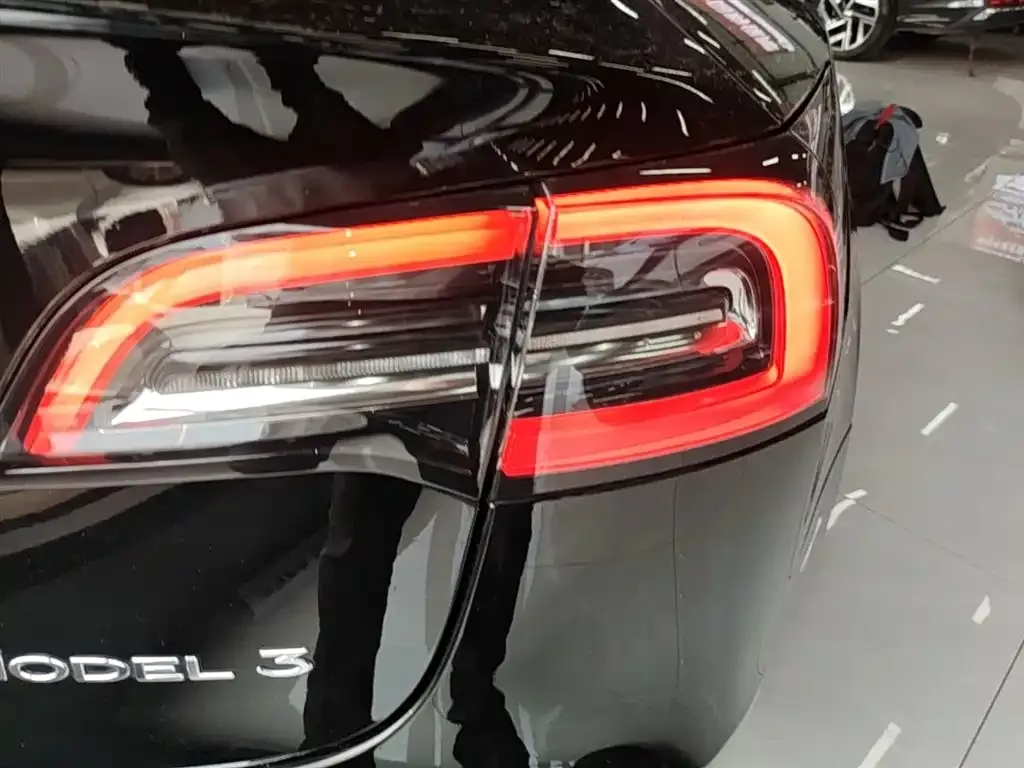Tesla Model 3 — фото 4