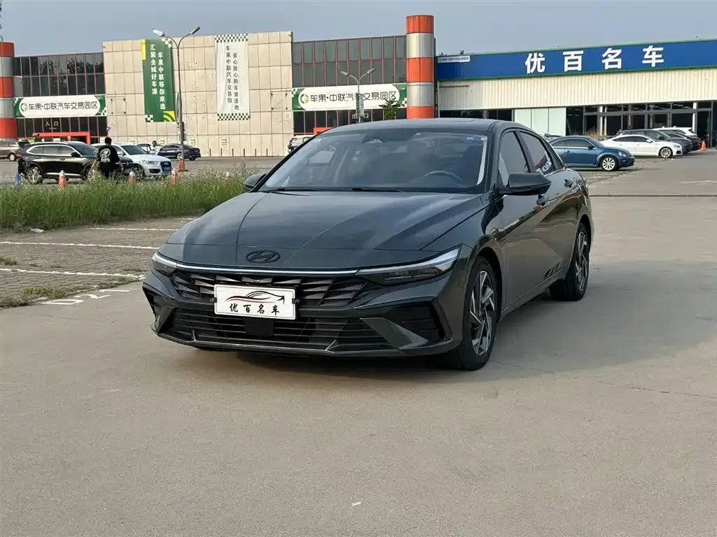 Hyundai Elantra — фото 1