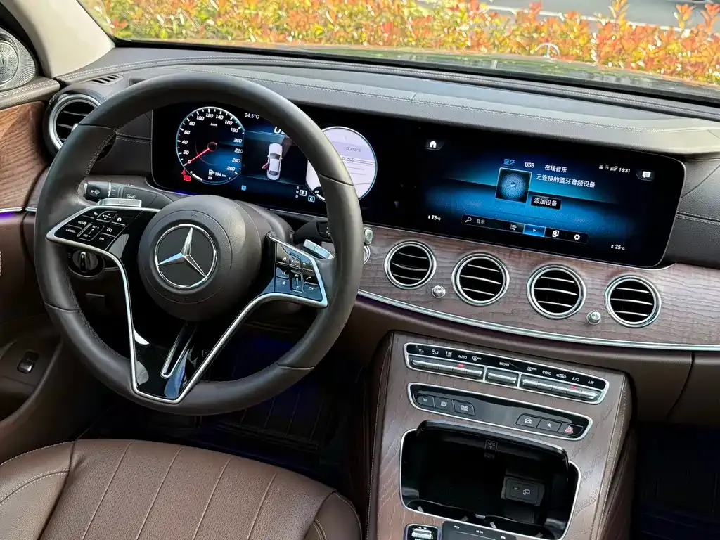 Mercedes-Benz E-Class — фото 2