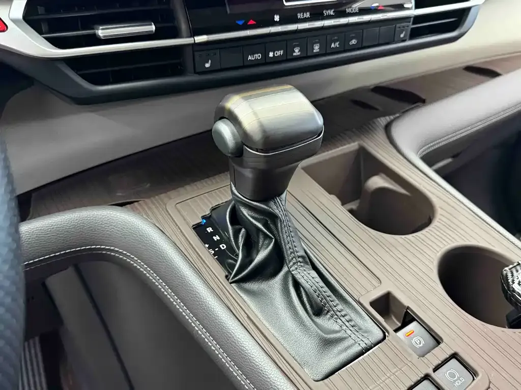 Toyota Granvia 2023 из CN, фото 8