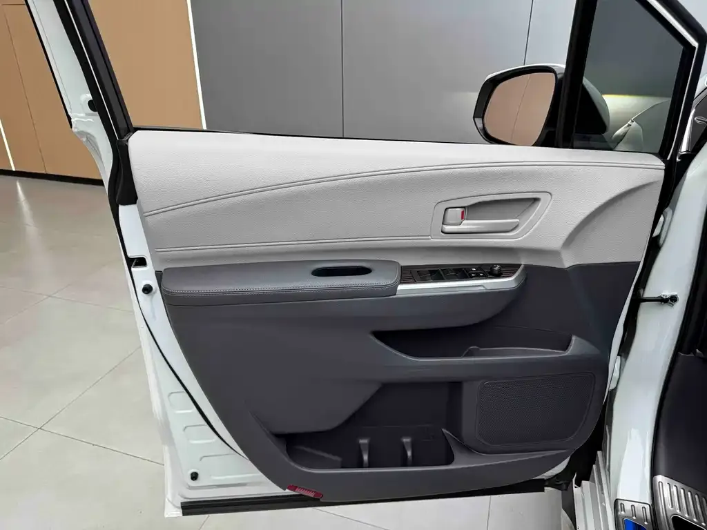 Toyota Granvia 2023 из CN, фото 6