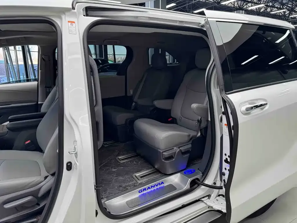 Toyota Granvia 2023 из CN, фото 7