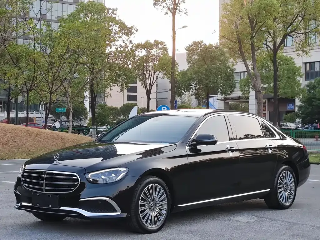 Mercedes-Benz E-Class — фото 1