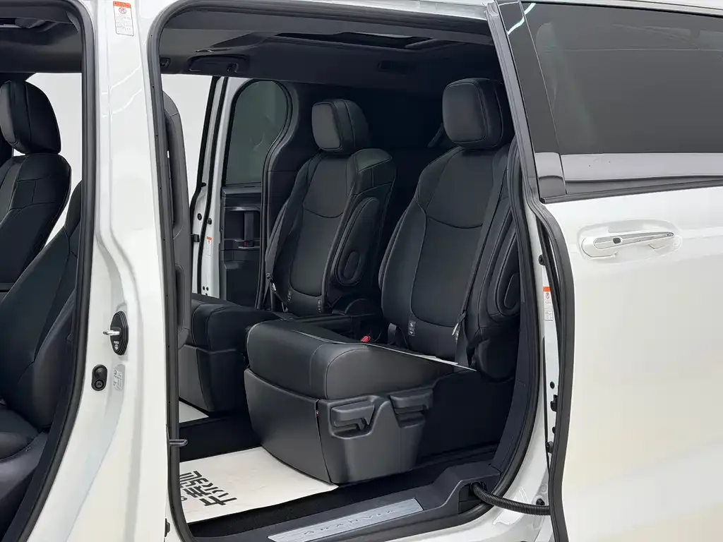 Toyota Granvia — фото 5