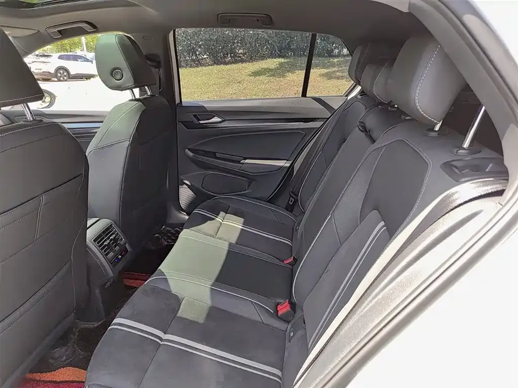 Volkswagen Golf 2021 из CN, фото 2
