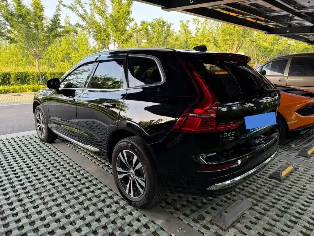 Volvo XC60 — фото 8