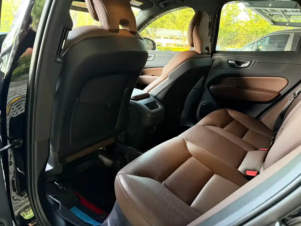 Volvo XC60 — фото 2