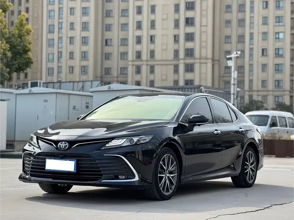 Toyota Camry — фото 1
