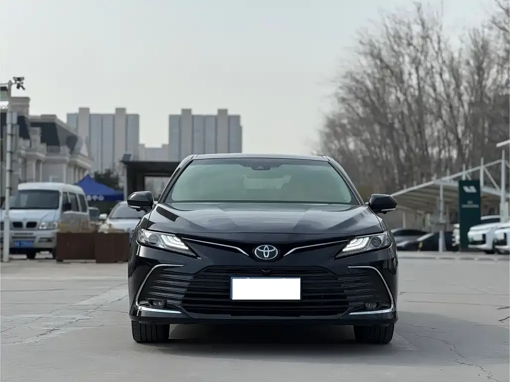 Toyota Camry — фото 2