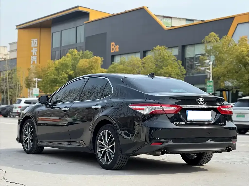 Toyota Camry — фото 6