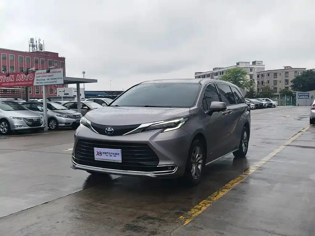 Toyota Sienna — фото 1