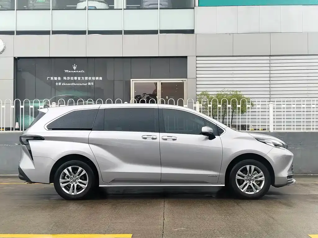 Toyota Sienna — фото 4