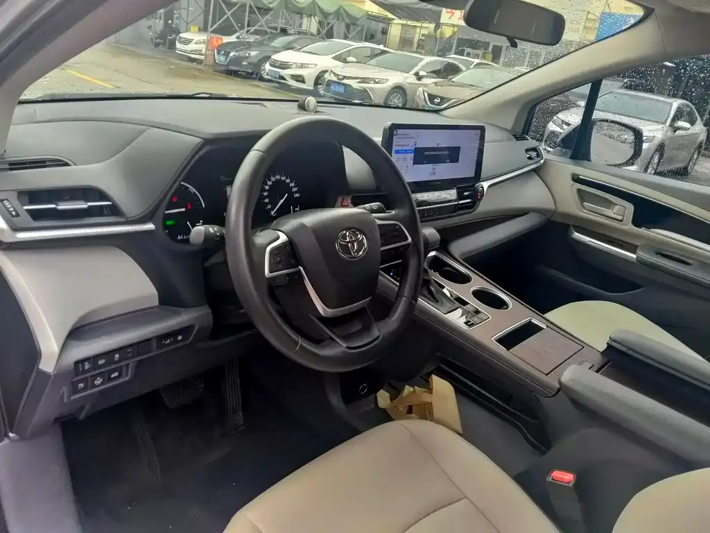Toyota Sienna — фото 10