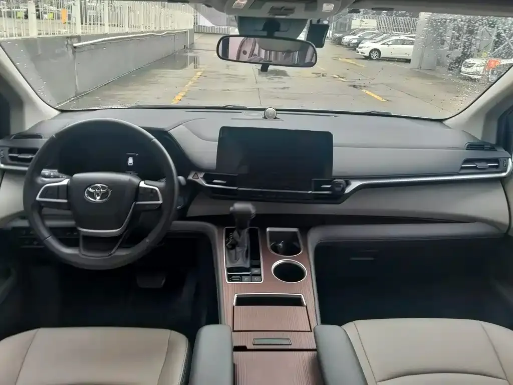 Toyota Sienna — фото 3