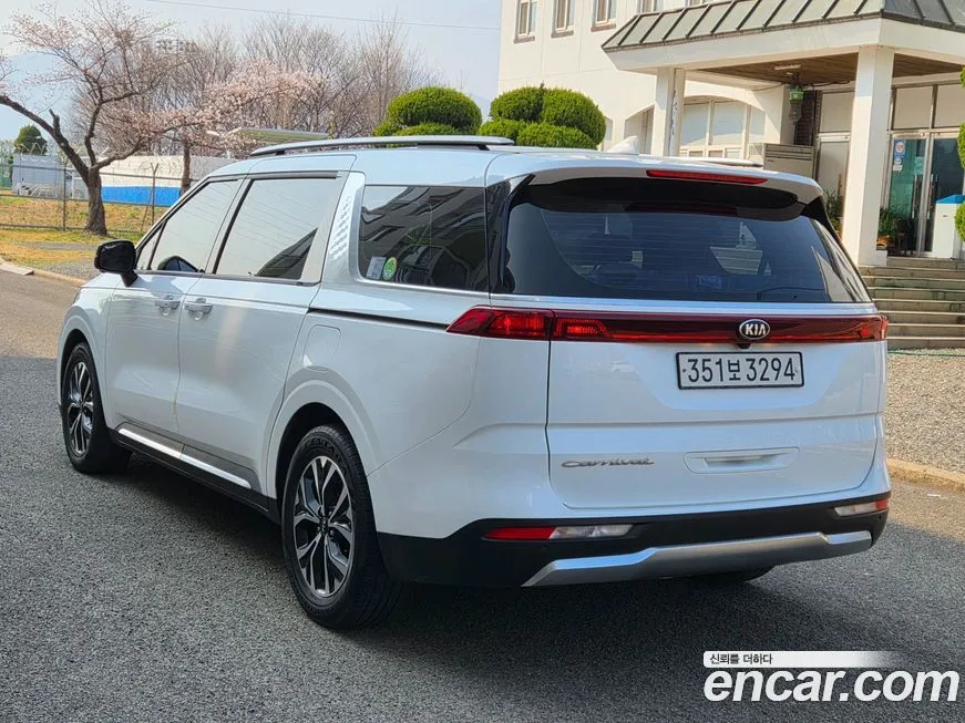 Kia Carnival — фото 10