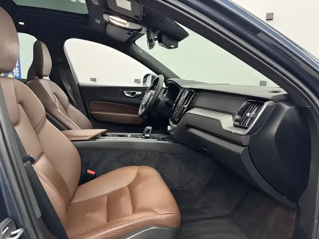 Volvo XC60 2023 из CN, фото 4