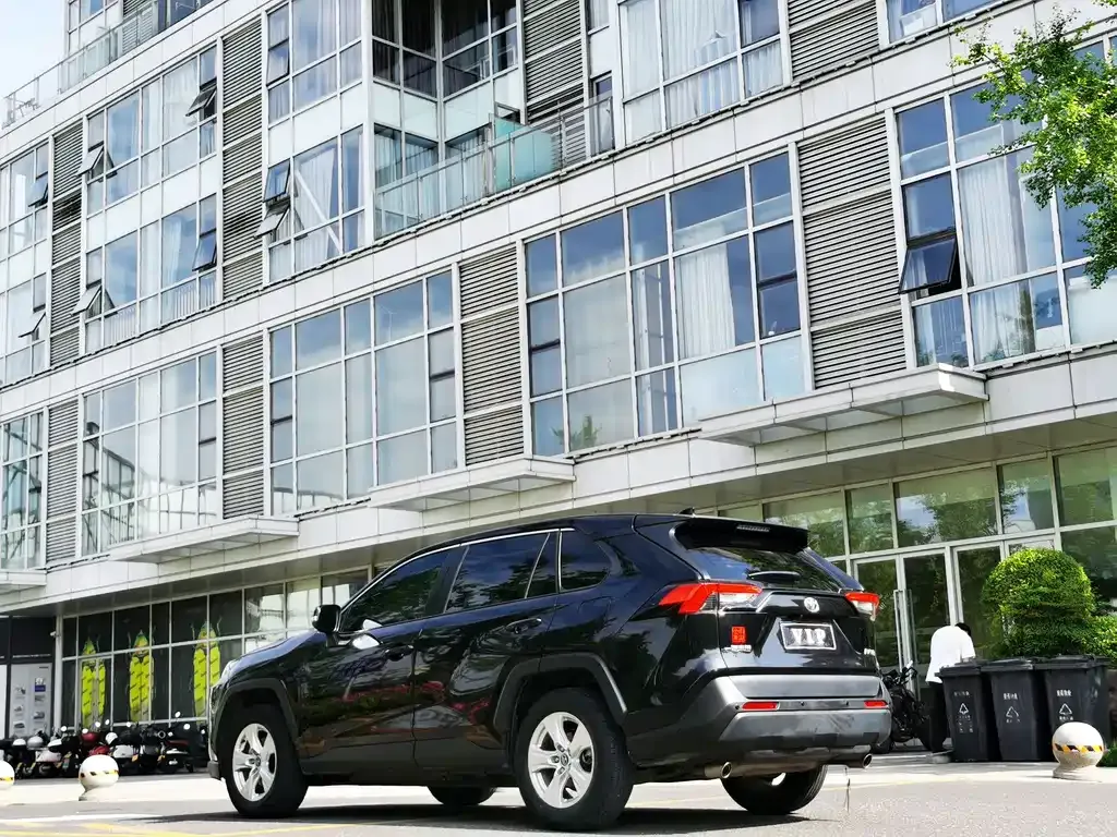 Toyota RAV4 2023 из CN, фото 7