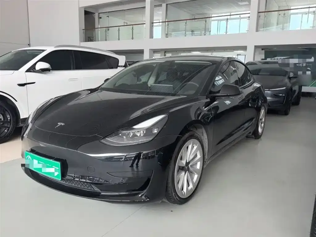 Tesla Model 3 — фото 1