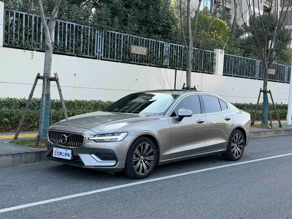 Volvo S60 — фото 1