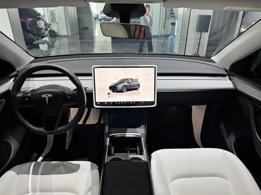 Tesla Model Y — фото 9