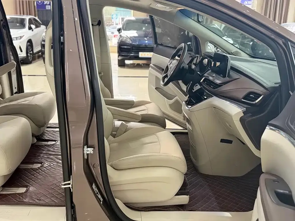 Buick GL8 2024 из CN, фото 2