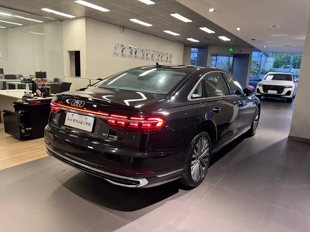 Audi A8 — фото 5