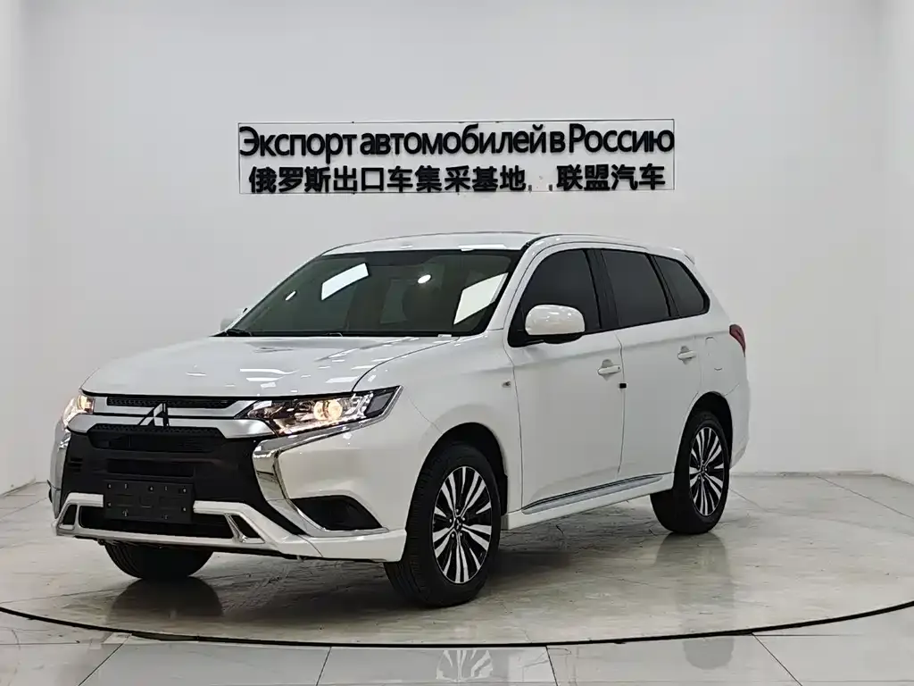 Mitsubishi Outlander — фото 1