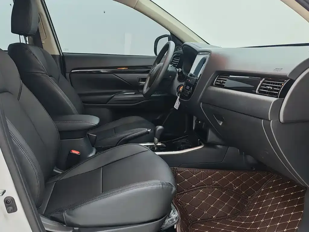 Mitsubishi Outlander — фото 10