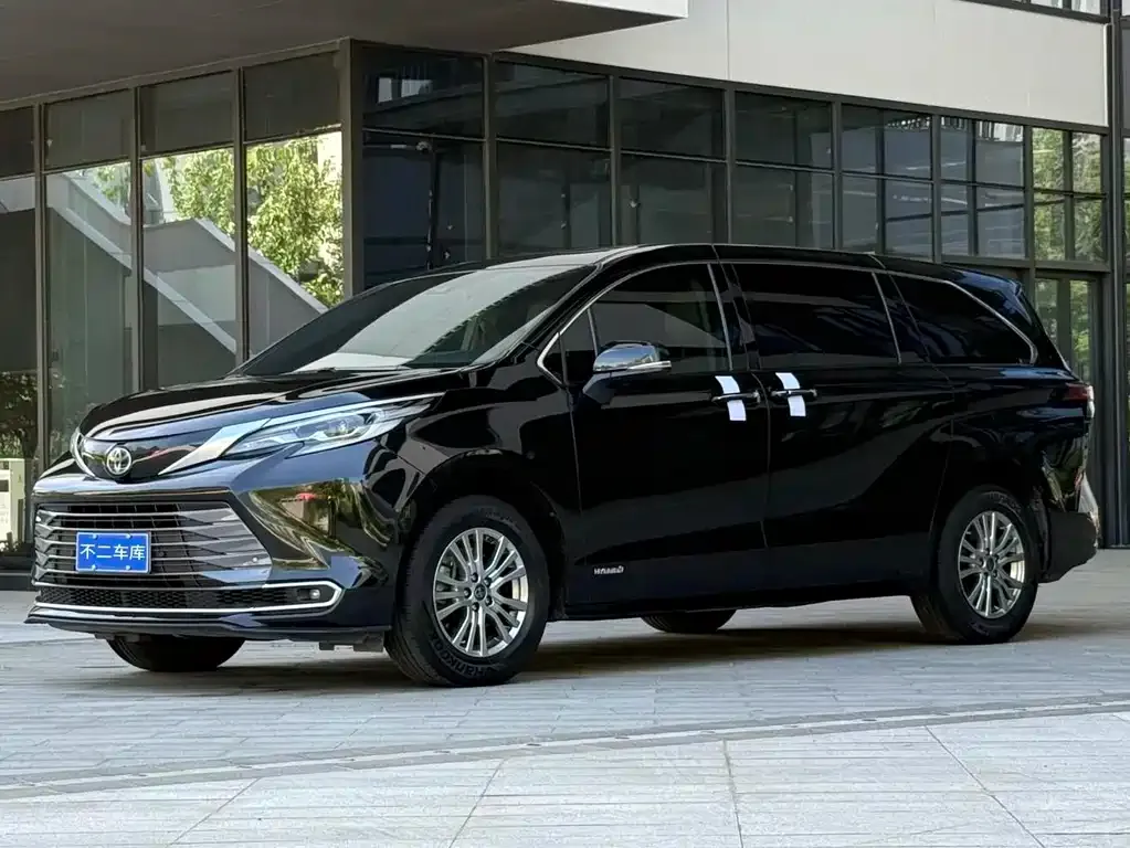Toyota Sienna 2023 из CN, фото 1