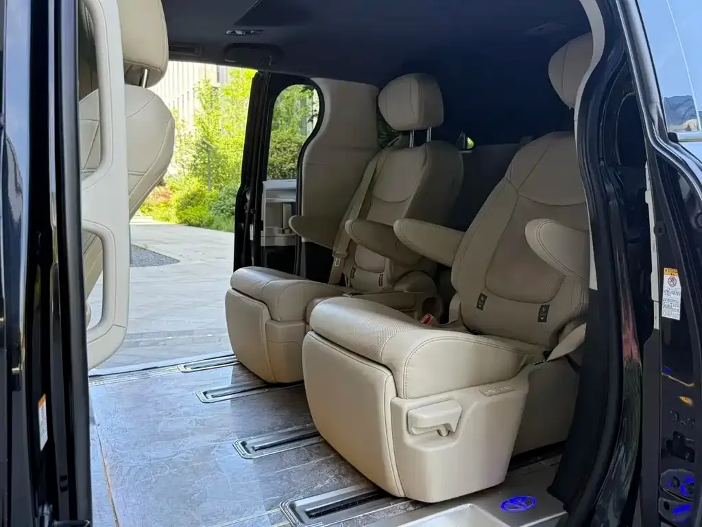 Toyota Sienna 2023 из CN, фото 3