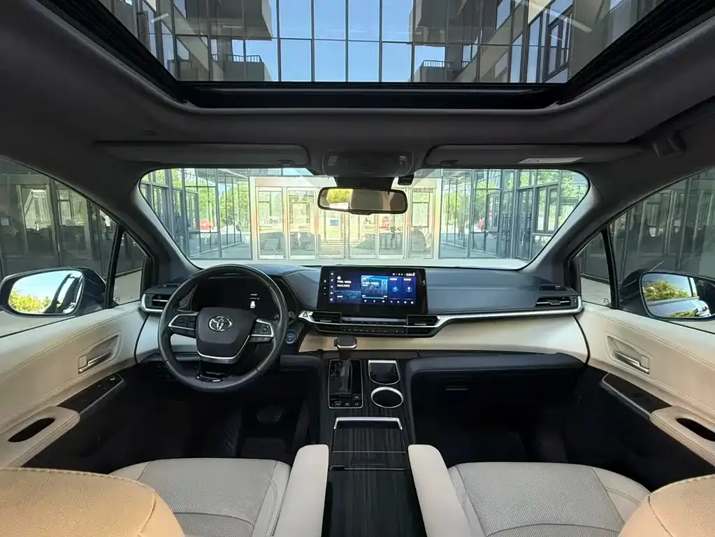 Toyota Sienna 2023 из CN, фото 2