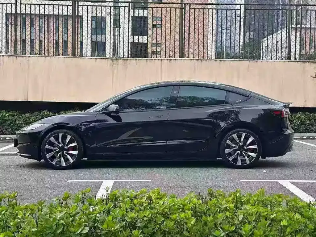 Tesla Model 3 — фото 7