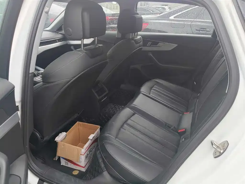 Audi A4L 2024 из CN, фото 2