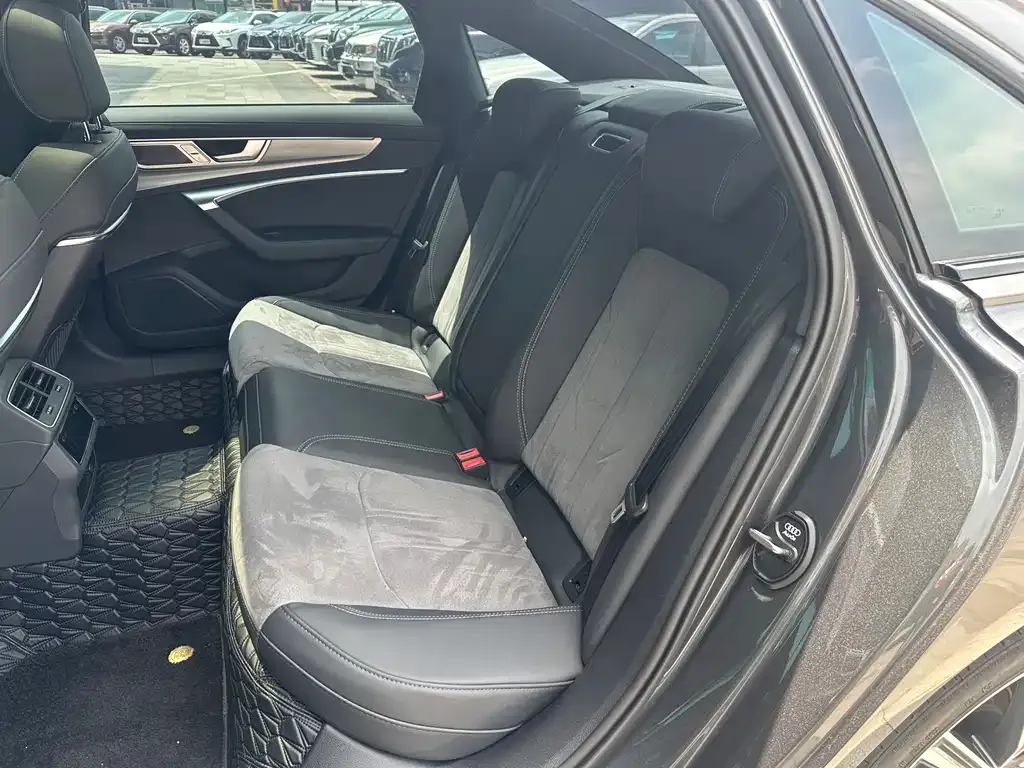 Audi A6L 2023 из CN, фото 4