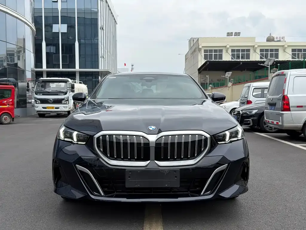 BMW 5 Series 2025 из CN, фото 1